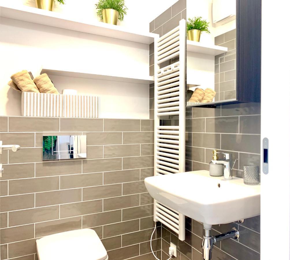 Luxury, Bright Studio With Parking And Balcony In Bratislava Center المظهر الخارجي الصورة